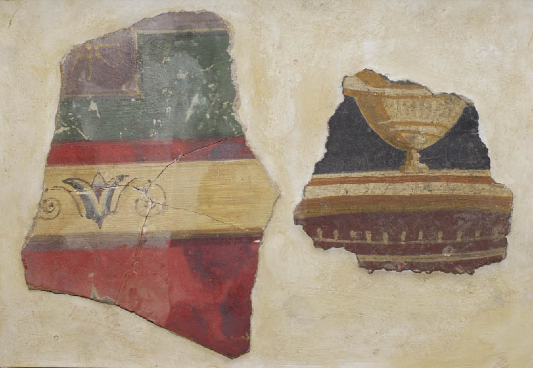 : Fragmente von mehrfarbig bemaltem Wandverputz römischer Zeit aus Hallstatt (Foto: A. W. Rausch - NHM Wien)