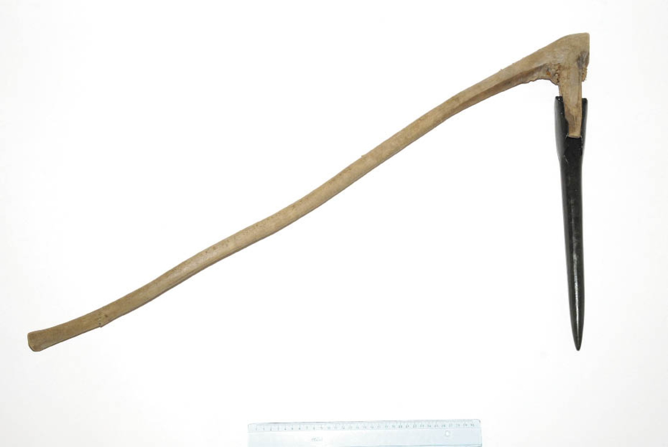 : Knieholzschäftung und Bronzepickel, wie sie im bronzezeitlichen Bergbau in Hallstatt verwendet wurden. (A. W. Rausch - NHM Wien)
