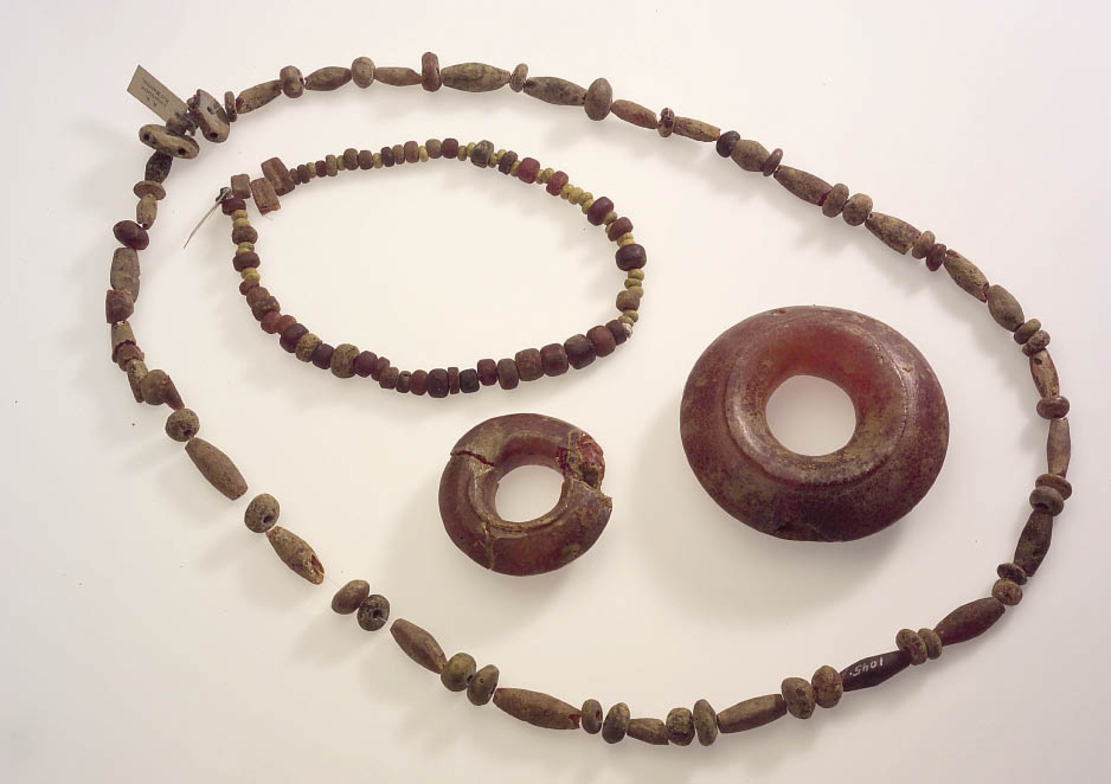 : Schmuckgegenstände aus Bernstein, wie Perlenketten und Ringe, als Beispiele für besonders luxuriöse Grabbeigaben. (Foto: Bibracte - NHM Wien)