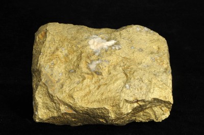 : Massives Chalkopyrit-Reicherz aus dem 19. Jh. Fundort: Kitzbühel, Tirol, Österreich. Größe: 10,5 x 8 x 3,5 cm (Inventar-Nr. C 5705). 