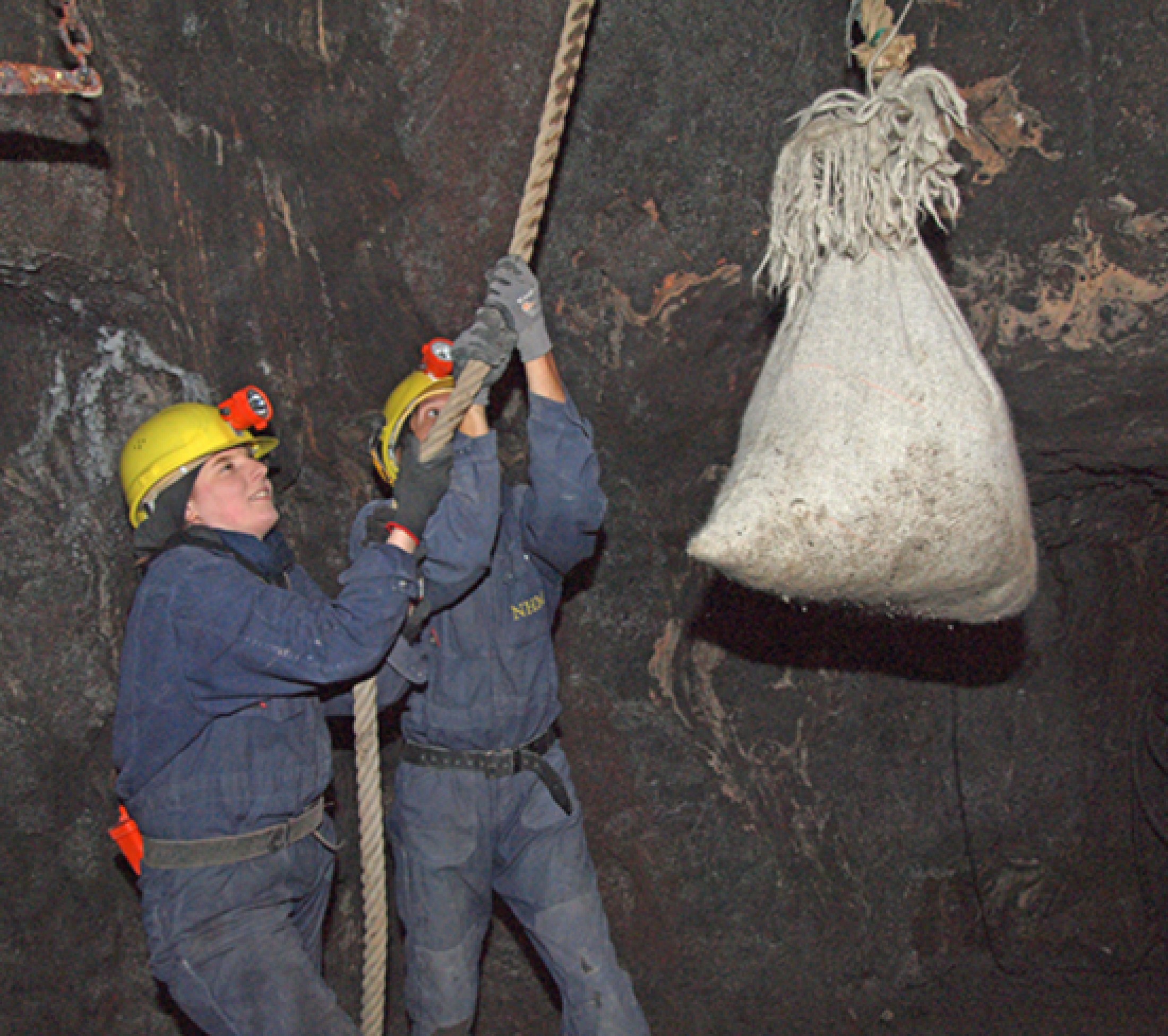 : Wollsäcke (wie in dieser Rekonstruktion) dürften im prähistorischen Bergwerk zum Einsatz gekommen sein. (Bild: A. W. Rausch, D. v. Miller - NHM Wien)