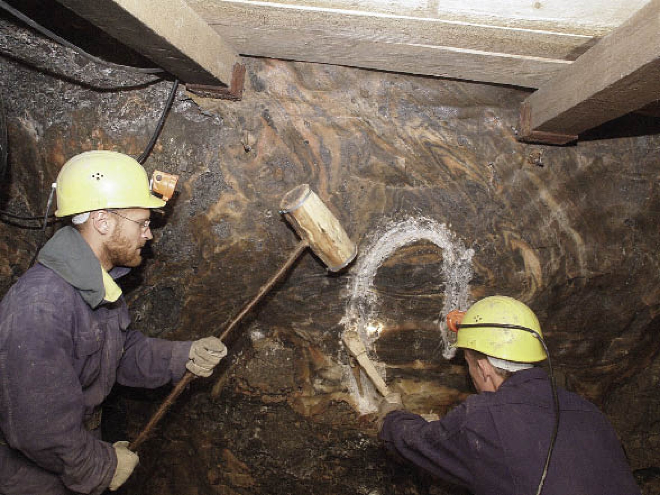 : Schlägel-Eisen-Technik im Einsatz: An fast allen der keulenförmigen Schäftungsköpfe wurde ein stark zerfaserter Bereich festgestellt. Dieser Bereich liegt an der Hinterseite des Kopfes gegenüber der Spitze. Daher wird angenommen, dass man zumindest fallweise die Schlägel-Eisen-Technik anwendete. Dabei wurde die Spitze des Pickels am Salzstein angesetzt und dann durch Hiebe mit einem Holzschlägel hinten auf die Schäftung in das Gestein eingetrieben. (Foto: H. Reschreiter - NHM Wien)