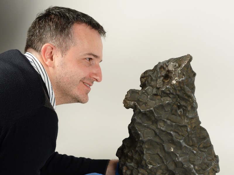 Ludovic Ferrière mit dem Hraschina-Meteoriten