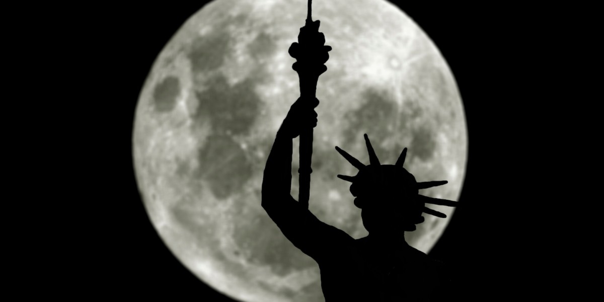 NHM Wien-Dachstatue Helios
mit Supermond NHM Wien-Dachstatue Helios mit Supermond
