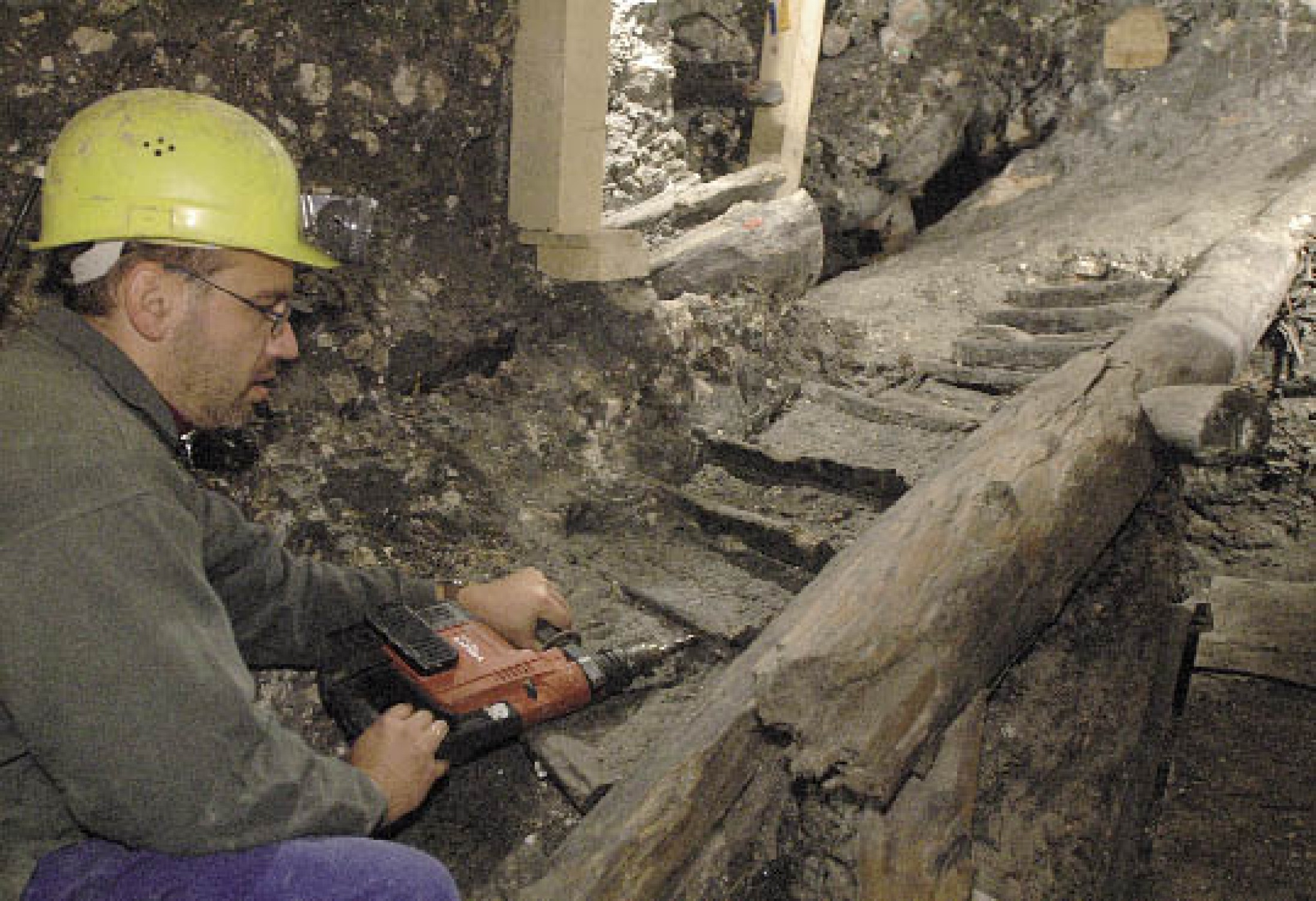 : Das Fälldatum der Hölzer, aus denen die älteste Holzstiege Europas errichtet wurde, konnte dank der Dendrochronologie jahrgenau auf 1344 und 1343 v. Chr. datiert werden. Das bedeutet nicht nur, dass das Holz für die Stiege in diesen Jahren geschlagen wurde, sondern auch, dass die Stiege selbst 1343 v. Chr. gebaut worden sein muss, da mit Bronzebeilen nur frisches, nicht abgelagertes Holz bearbeitet werden kann. Beprobung von prähistorischen Hölzern im Christian von Tuschwerk: Mit einem Hohlbohrer wird ein Bohrkern erzeugt. Dieser wird entnommen, auf ein Trägerholz aufgeklebt und anschließend geschliffen. (A. W. Rausch - NHM Wien)