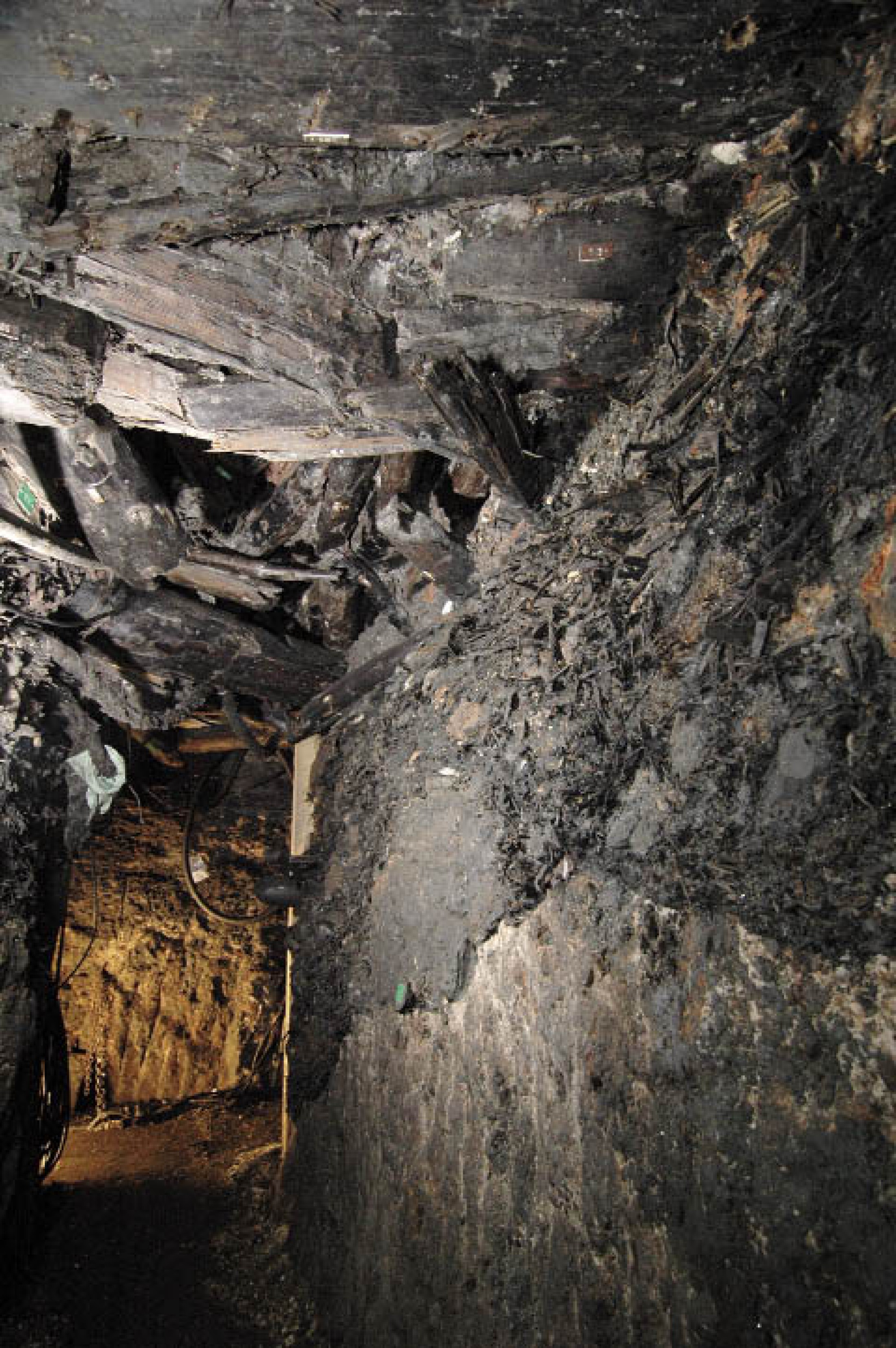: Reste des bronzezeitlichen Bergbaus im Christian von Tuschwerk. Blick von unten auf einen zusammengestürzten Schachtausbau. (Foto: A. W. Rausch - NHM Wien)