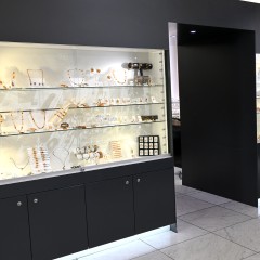 : Sparkling selection of jewellery in the museum shop © NHM Vienna, C. Potter 