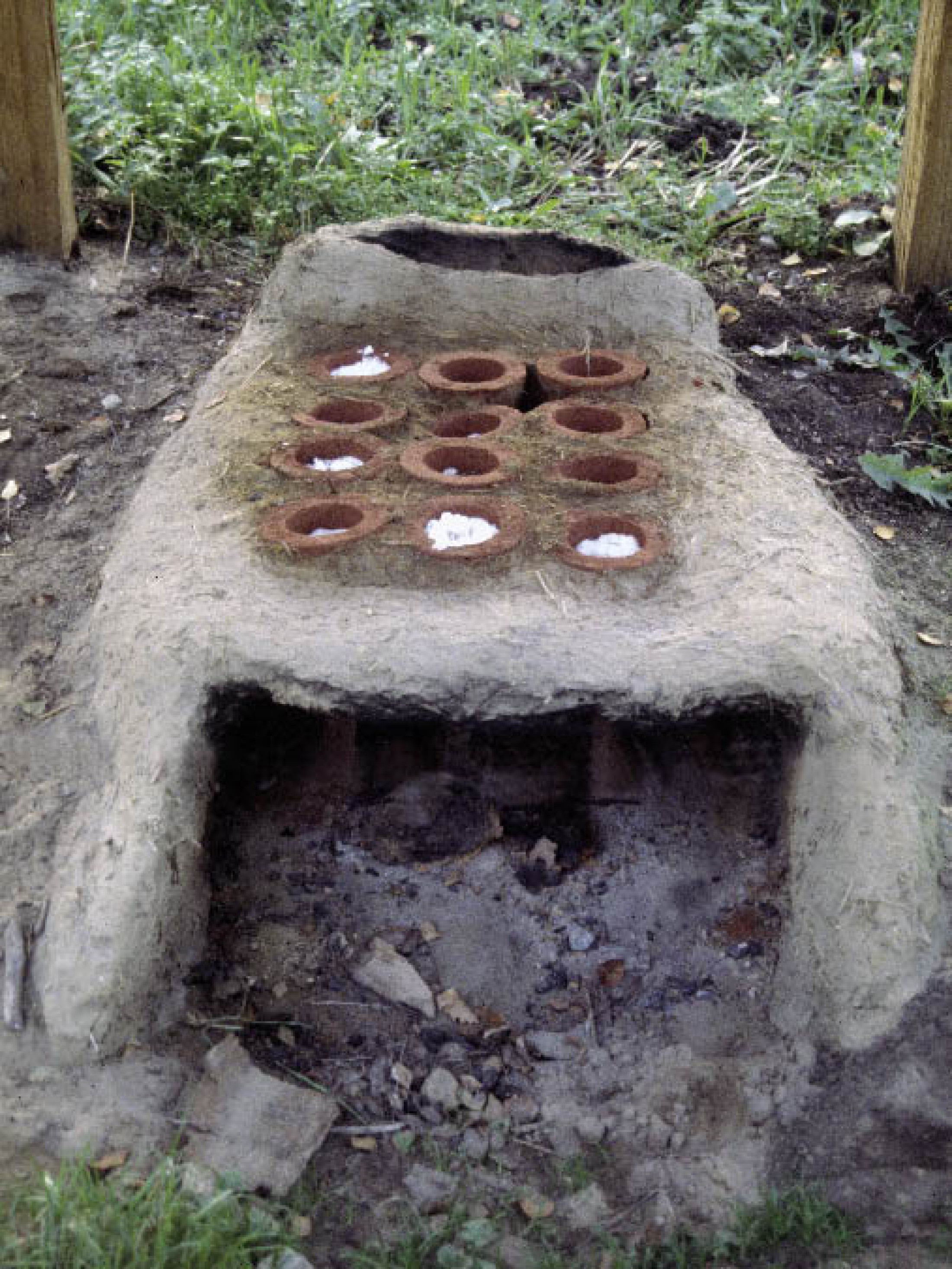 : Bei der Briquetage-Technik wird Salz aus Solequellen gewonnen. Die Sole wird in eigens hierfür angefertigten Siedegefäßen aus Ton - der Briquetage - auf riesigen Öfen zu Salz eingedampft. (Foto: H. Reschreiter - NHM Wien)