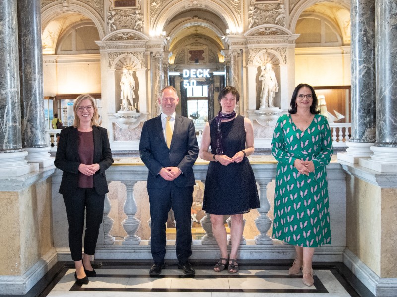 : Bundesministerin Leonore Gewessler, BA, Mag. Markus Roboch (wirtschaftlicher Geschäftsführer NHM Wien), Dr. Katrin Vohland (Generaldirektorin NHM Wien), Staatssekretärin Mag. Andrea Mayer. 
(c) HBF/heinschink