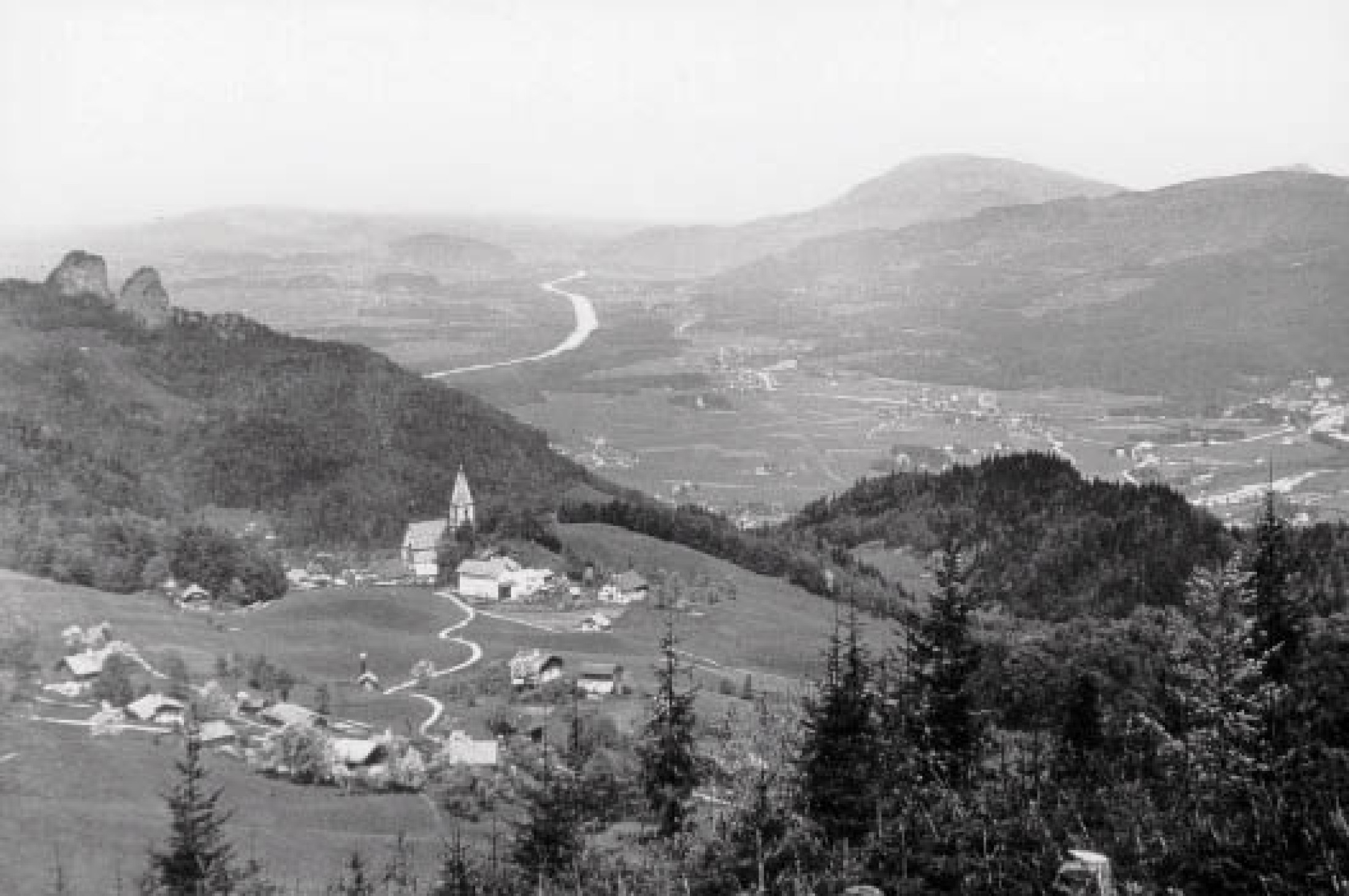 : Dürrnberg bei Hallein, 1932: Ansicht von Südwesten auf das damals noch kaum verbaute Mosersteinplateau und das Salzachtal. (Bild: Archiv J. F. Schatteiner, Hallein, Bad Dürrnberg)