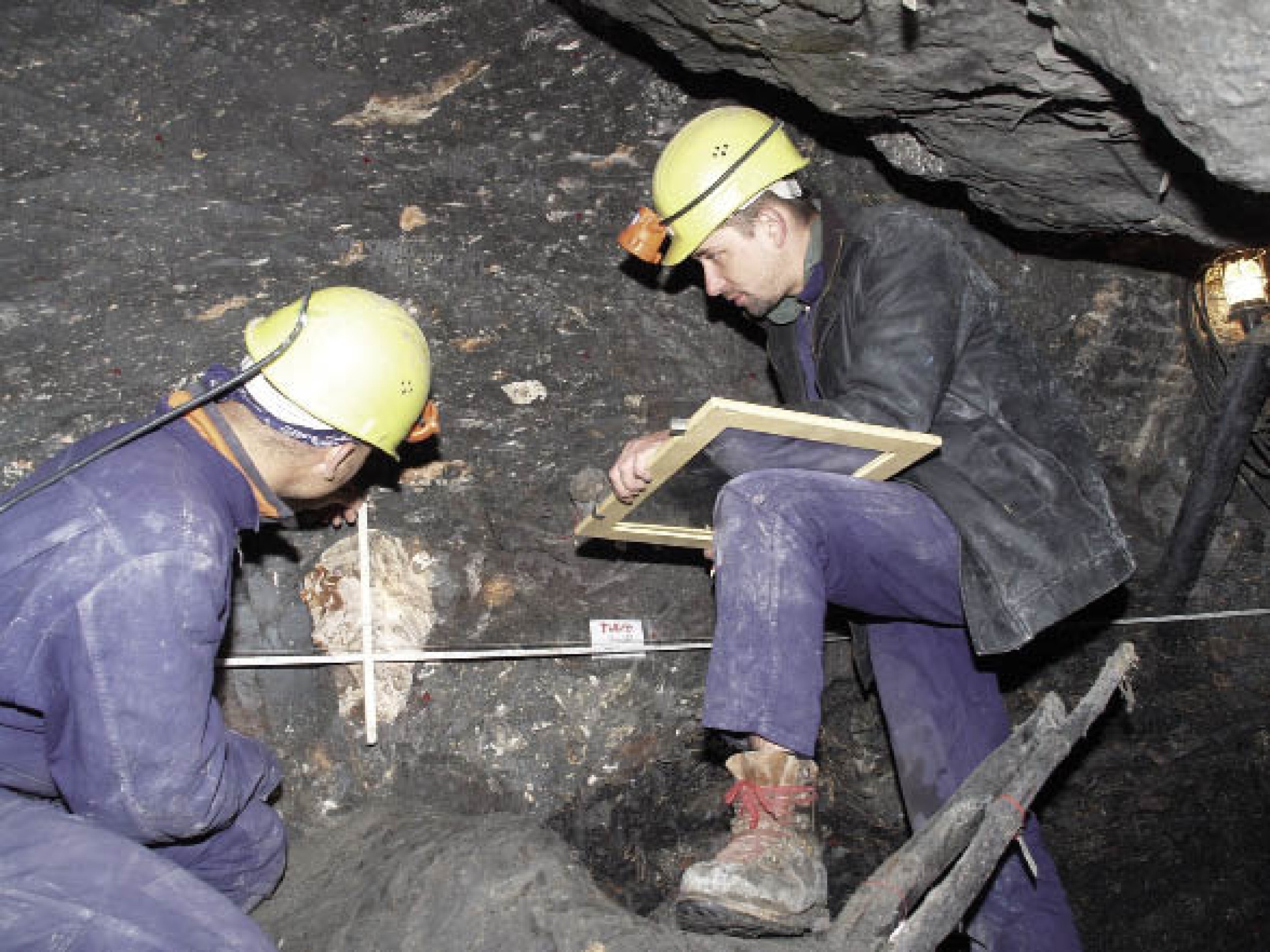 : Zeichnerische Dokumentation mit Hilfe von Maßband und Zollstock. (Foto: A. W. Rausch)