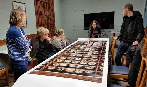 Das "Dead Images"-Team mit Francesca Lanz und Jacopo Leveratto, vor einem Test-Print für die Ausstellung, Edinburgh College of Art, November 2017, © Tal Adler, 2017