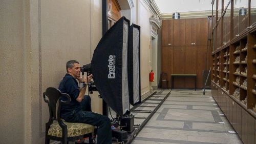 Tal Adler fotografiert die Schädel-Vitrinen für das lebensgroße Panorama aus verschiedenen Perspektiven, Naturhistorisches Museum Wien, Mai 2012. © Michael Zupraner, 2012