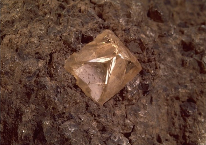 Diamant in Kimberlit - Du Toits Pan, Südafrika. Größe des Kristalls etwa 1 x 1 x 1 cm