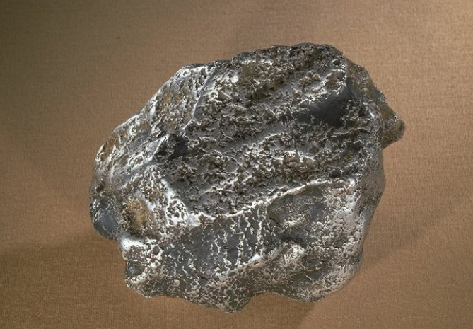 Platin-Nugget - Ural, Sibirien, Russland. Größe des Stückes etwa 12 x 10 x 8 cm