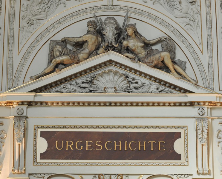 Figurengruppe in der Kuppel des NHM